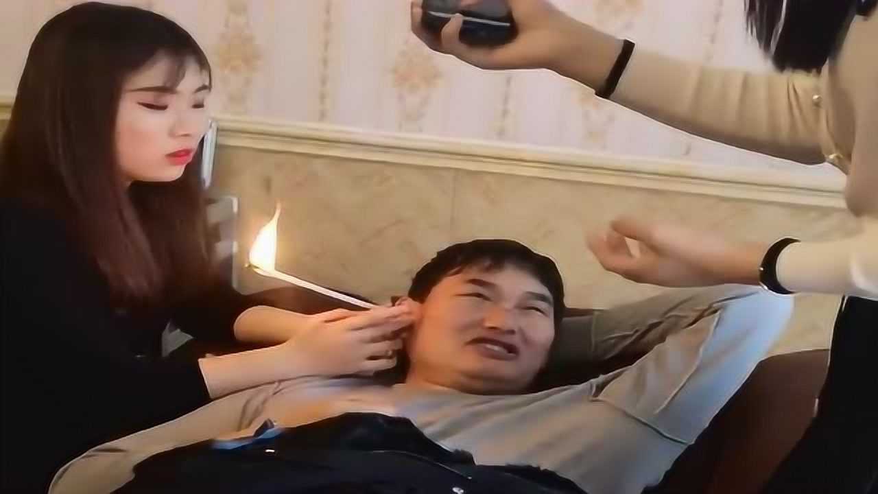 美女给大衣哥掏耳朵大衣哥一脸享受不怕老婆生气