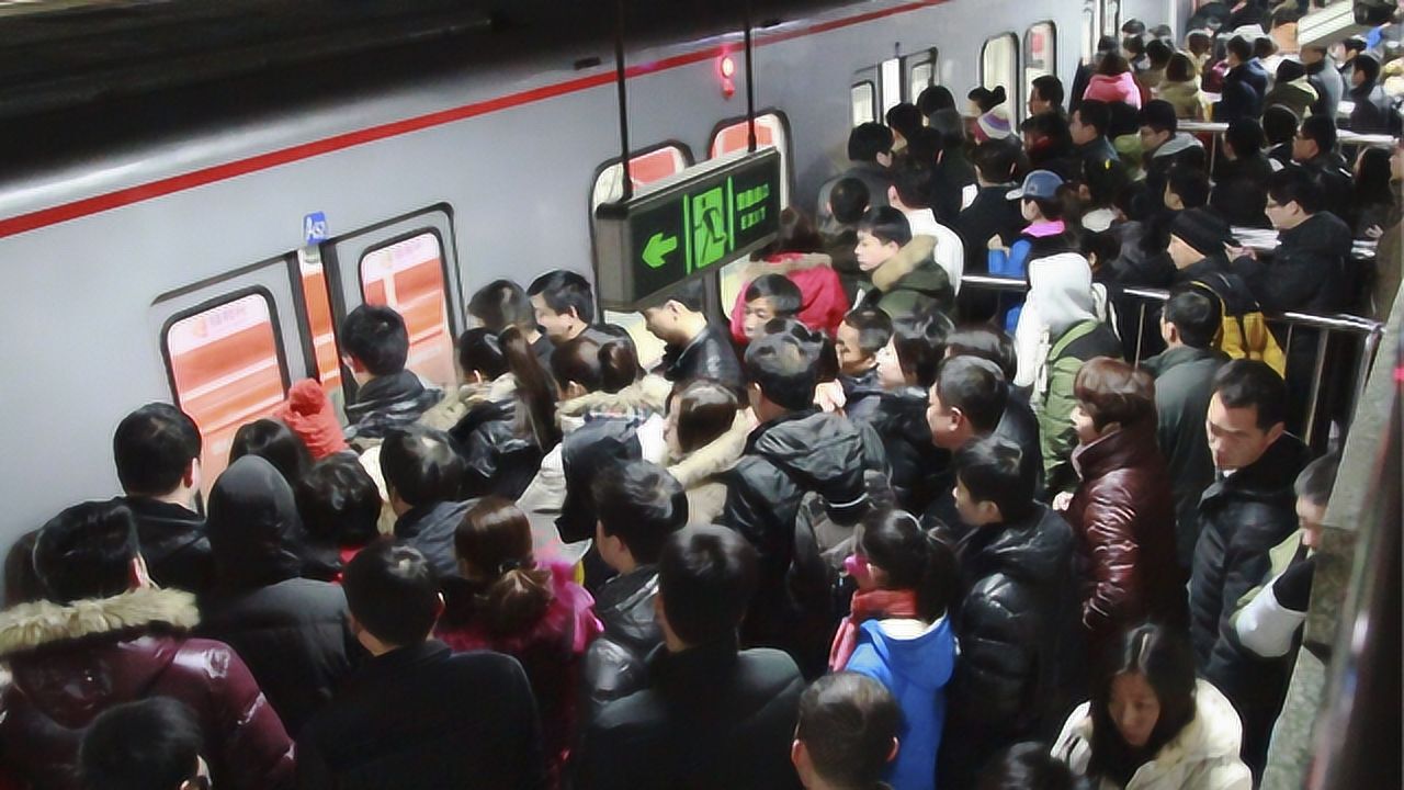 中国最拥挤的地铁线,当地人听到脸色突变,被人流控制后的恐惧一秒重