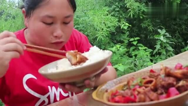 胖妞杀自家土鸡解馋,鲜香味美超下饭,老爸家里鸡快被你吃完了