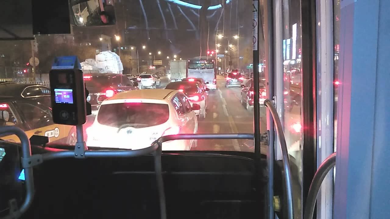 晚上下班在公交車上看到不一樣的風景