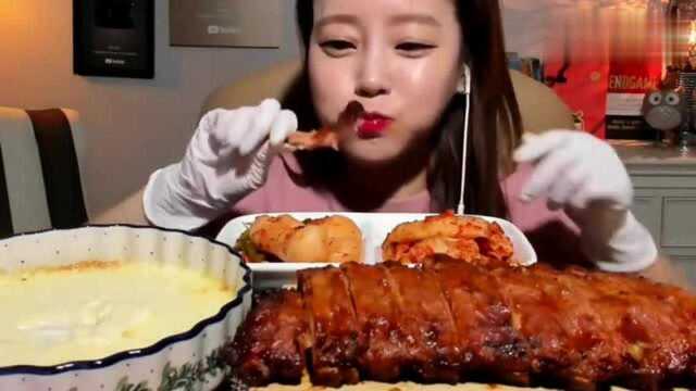 一大碗芝士配烤猪排,多萝西的肉食盛宴,还边吃边笑