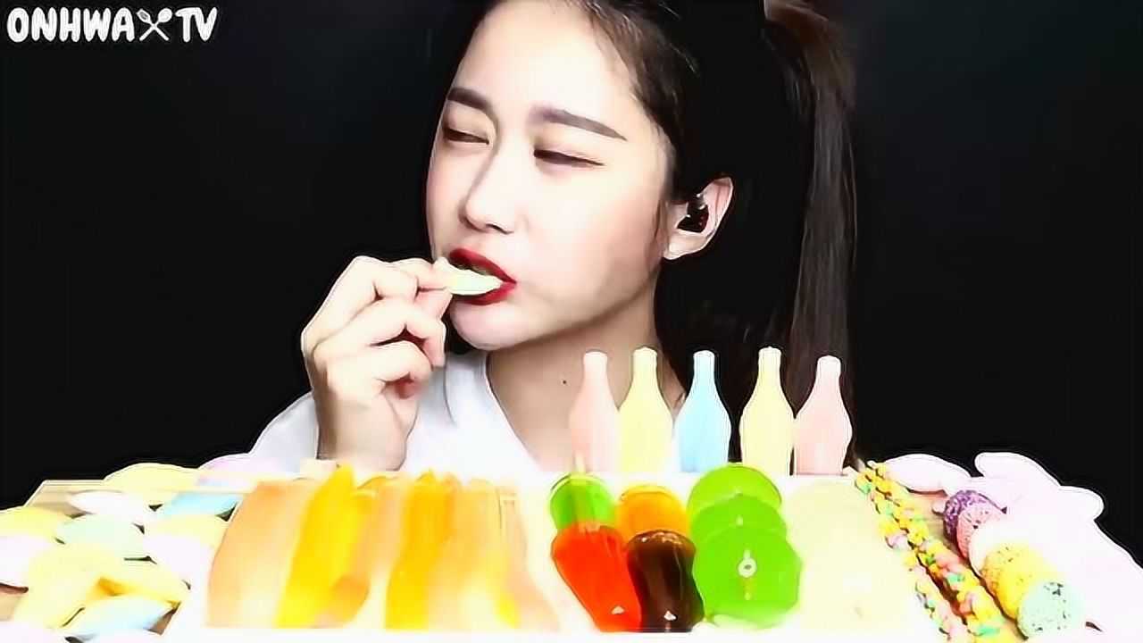 清纯美女吃各种各样模样的果冻好可爱