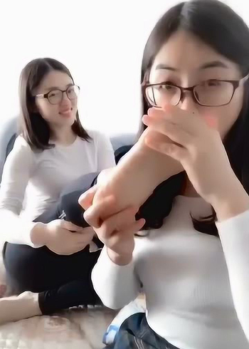 姑娘闻自己闺蜜的脚丫竟然还说味道好极了爆笑