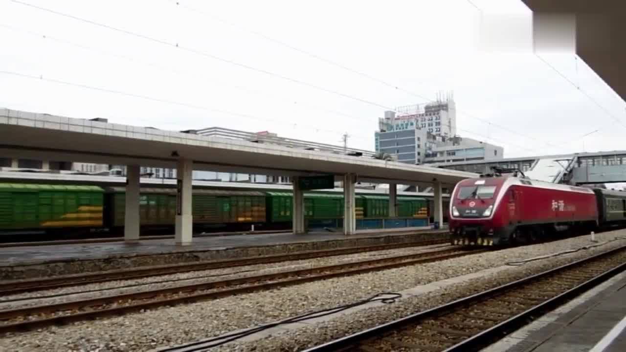 綠皮火車快速通過北京火車站軌道聲連連呼呼帶風