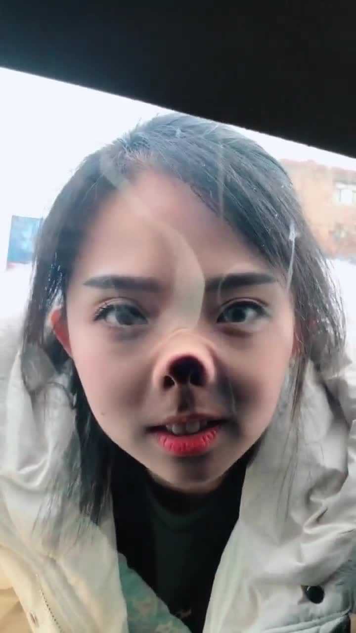 这么漂亮的小姐姐,鼻子被车窗一挤,成"猪八戒"了,哈哈
