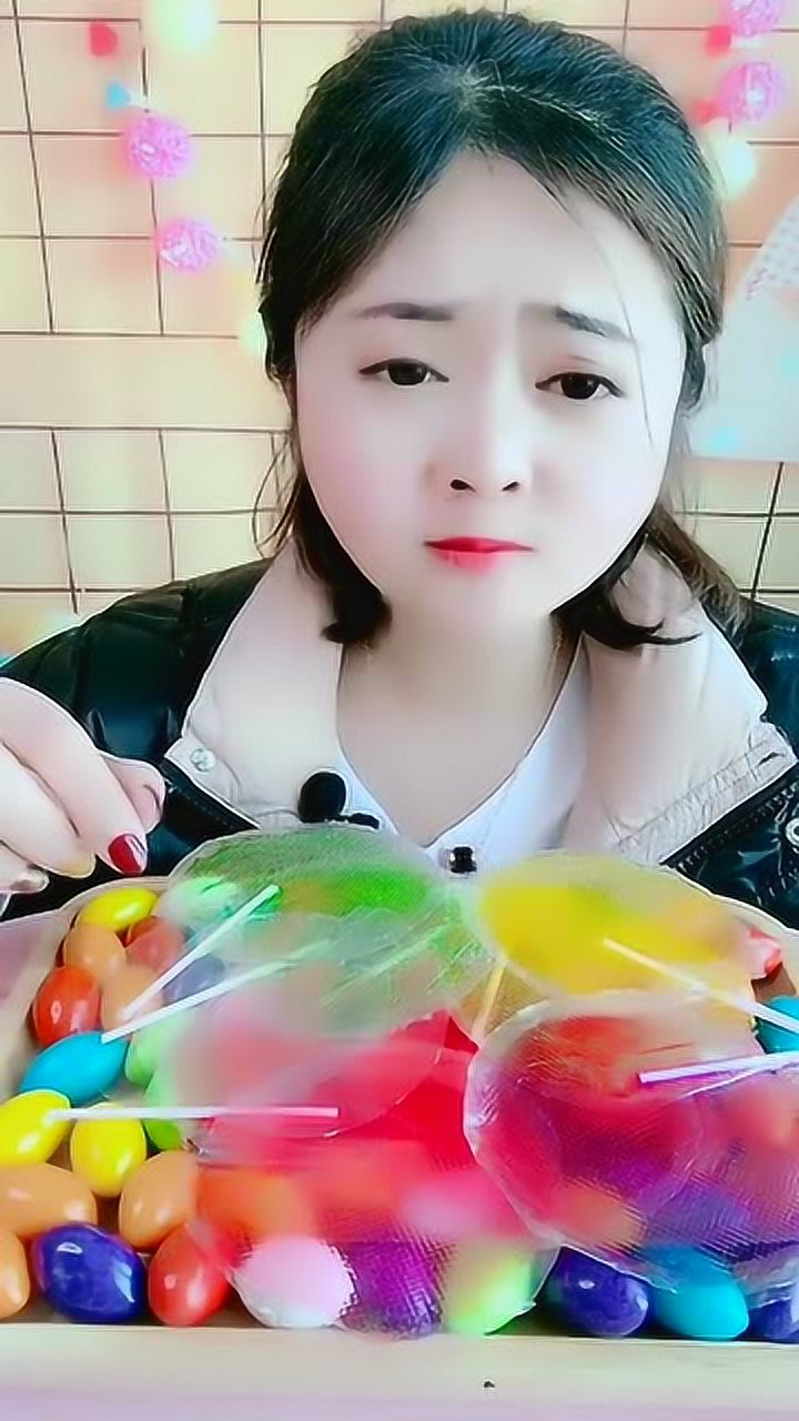 吃播姑娘吃各种糖果一口吃下去酸甜美味网友向往的生活