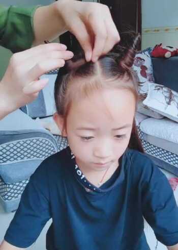 这个小女孩的辫子火了,牛角辫像精灵一样,回家也给我女儿编!