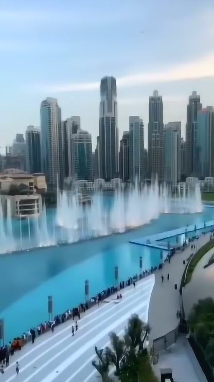 迪拜音乐喷泉位于迪购物中心和哈利法塔的人工湖是世界最大的音乐喷泉