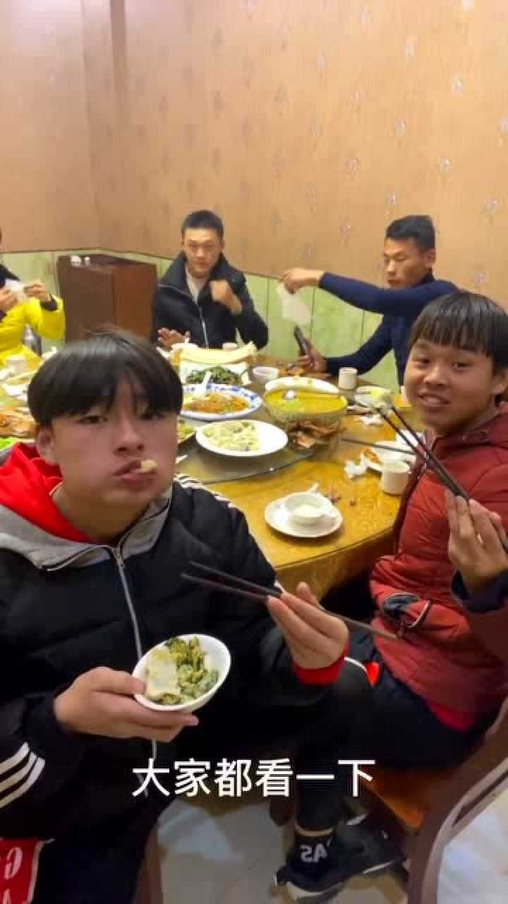 精神小伙到山东找伙伴聚餐