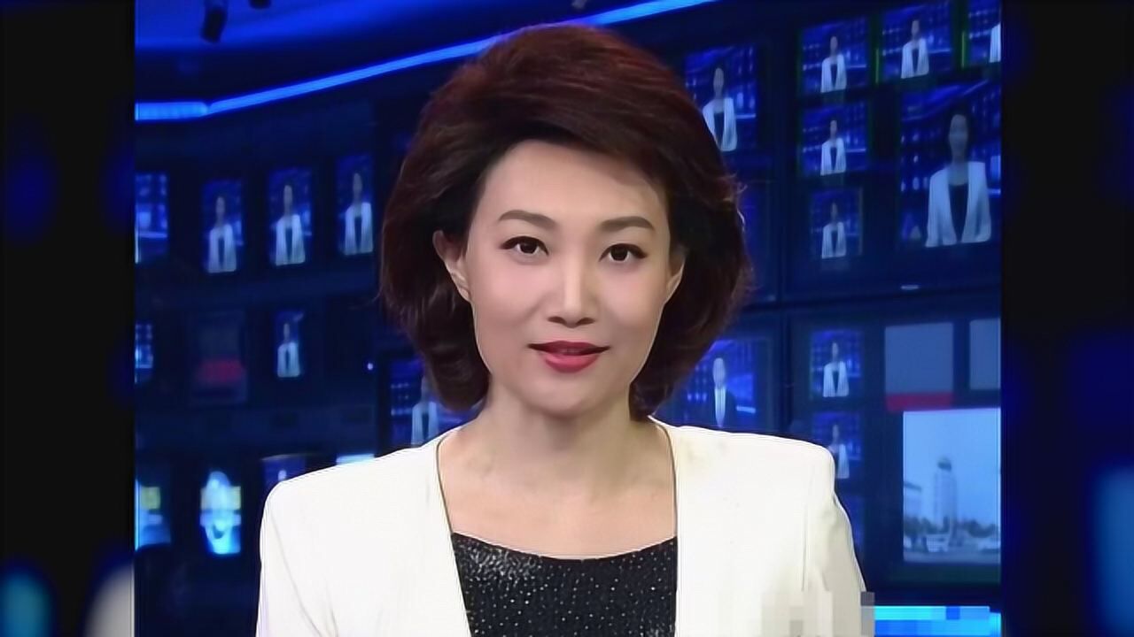 央视《新闻联播》主持人李梓萌,多年来首次低头念稿,听清内容理解了