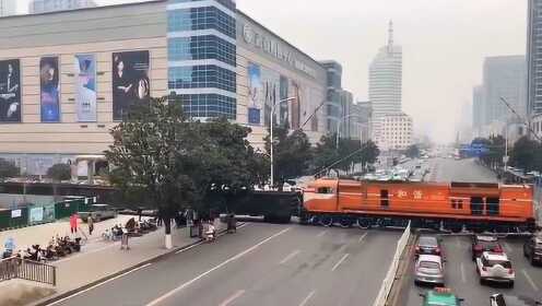 襄阳的火车缓慢通过闹市区，这场景现在很少见了，满满的记忆！