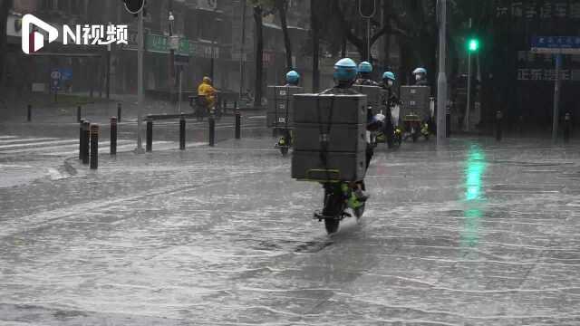 暴雨中,广州为一线抗疫医护人员家属配送果蔬生鲜食品