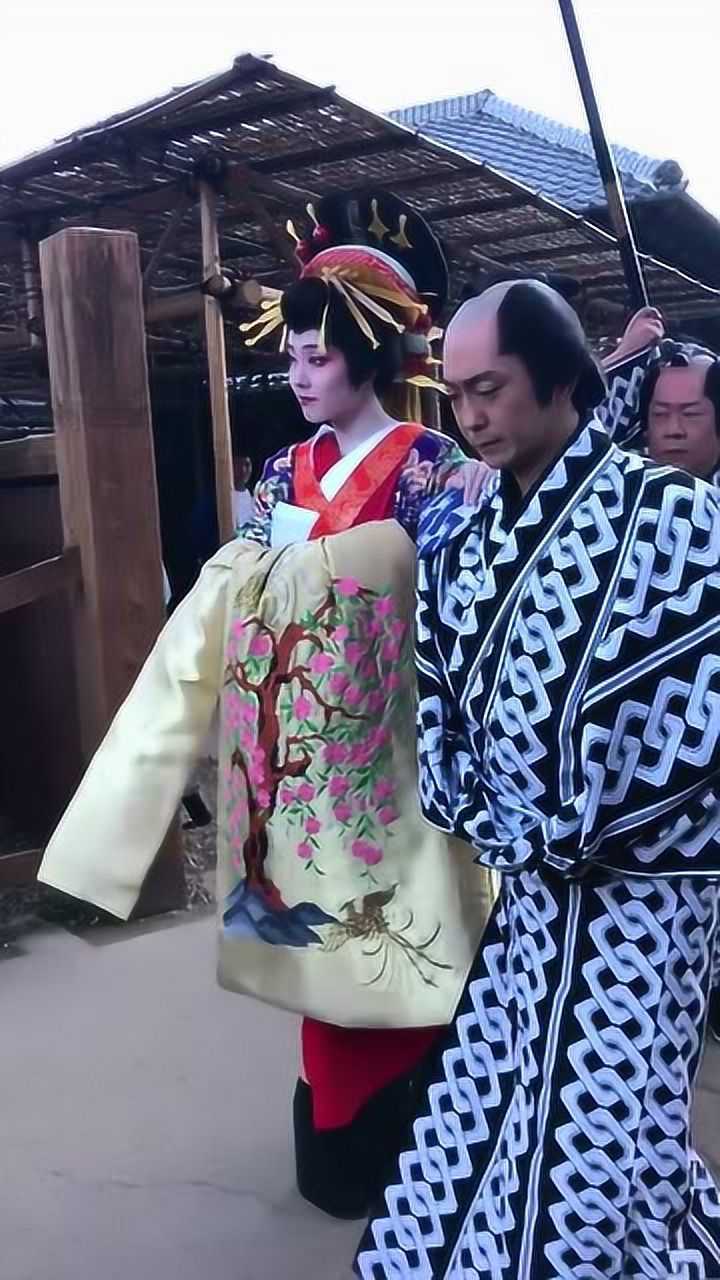 日本花魁巡街指的是在日本花魁在去往迎送男客的茶店的行走路程