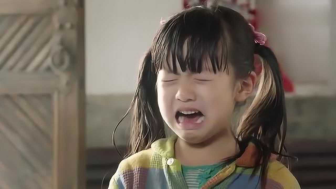 小女孩考唱戏迟到老师正要离开结果她一哭老师们立马停下