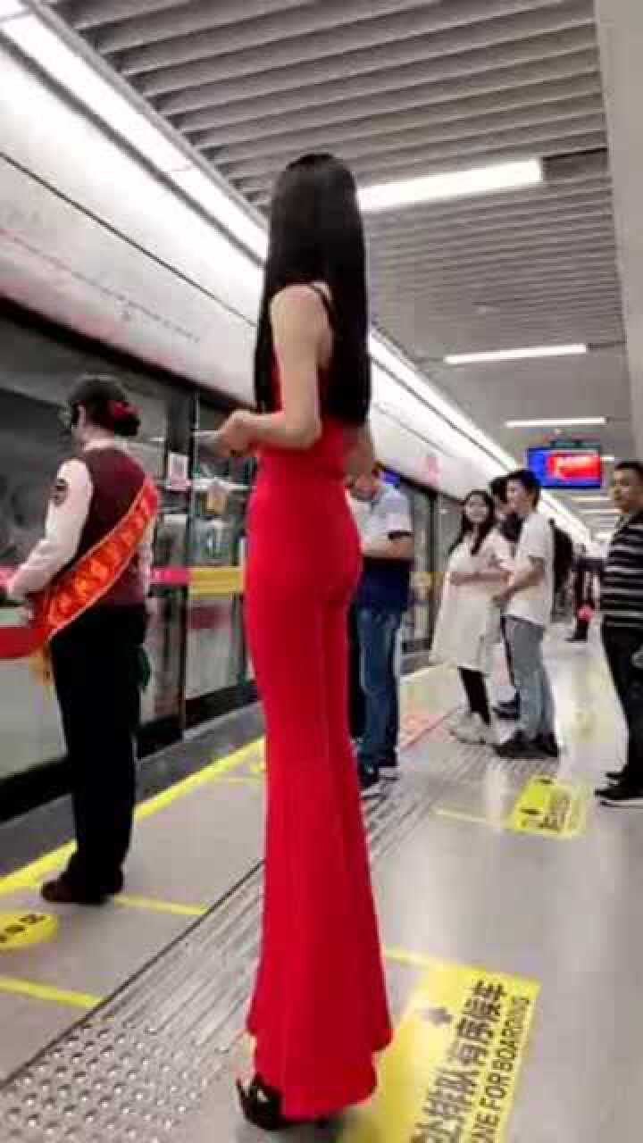 在地铁遇到的一位长腿美女这应该也得有2米高吧
