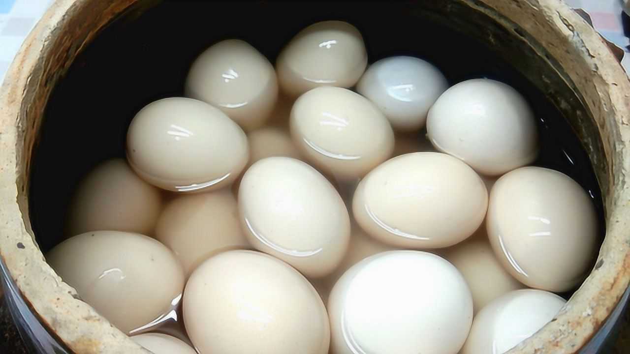 腌鸡蛋的新方法,掌握这4个步骤,15天个个流油,吃起来特解馋