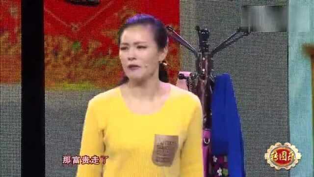 儿媳妇拿出一张纸单,公婆双双给儿媳下跪,让人看着心酸!