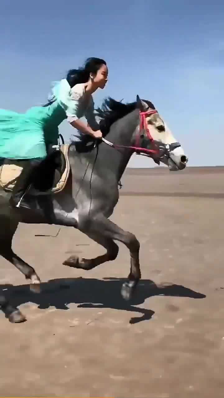 内蒙古的女汉子骑马狂奔真是太狂野了