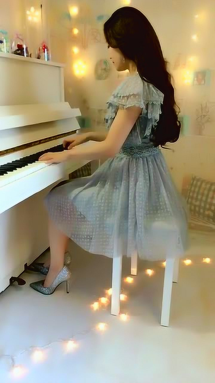 弹钢琴的妹子气质好丝袜和高跟鞋的打扮太美了
