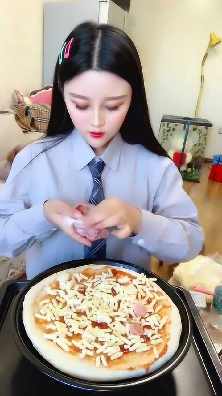 吃播大胃王:美女带你吃辣条披萨,看着就有食欲,太好吃了!