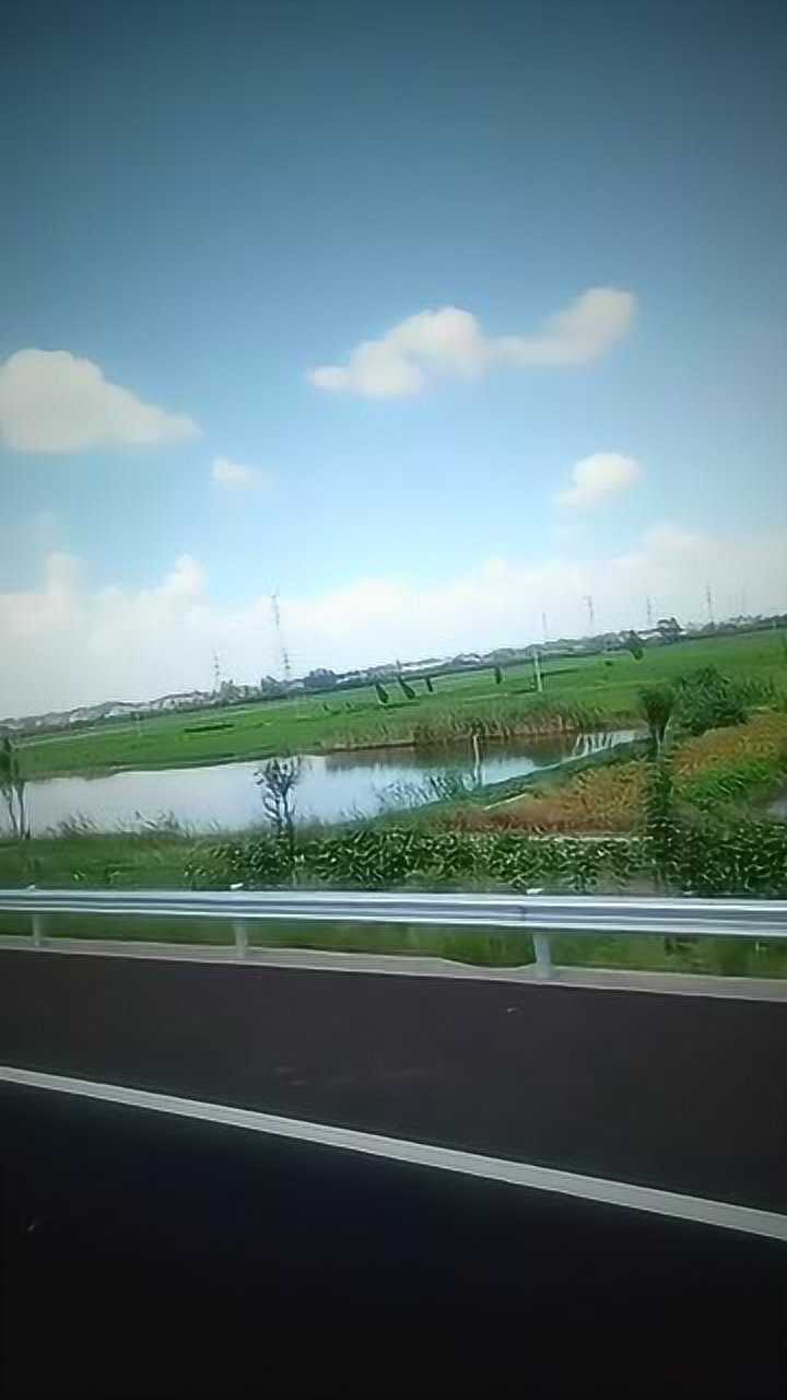 今天心情不错,坐车回老家,路上的风景好美啊!