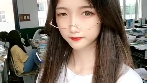 长相清纯甜美的高中生妹子,她这颜值起码也是班花级别的吧?