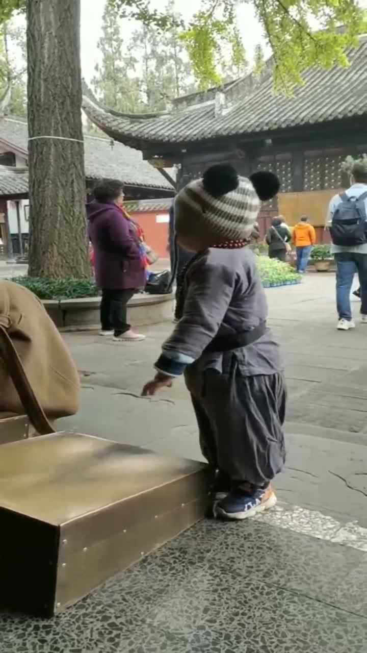 小佛童又在拜佛啦,爱死你了