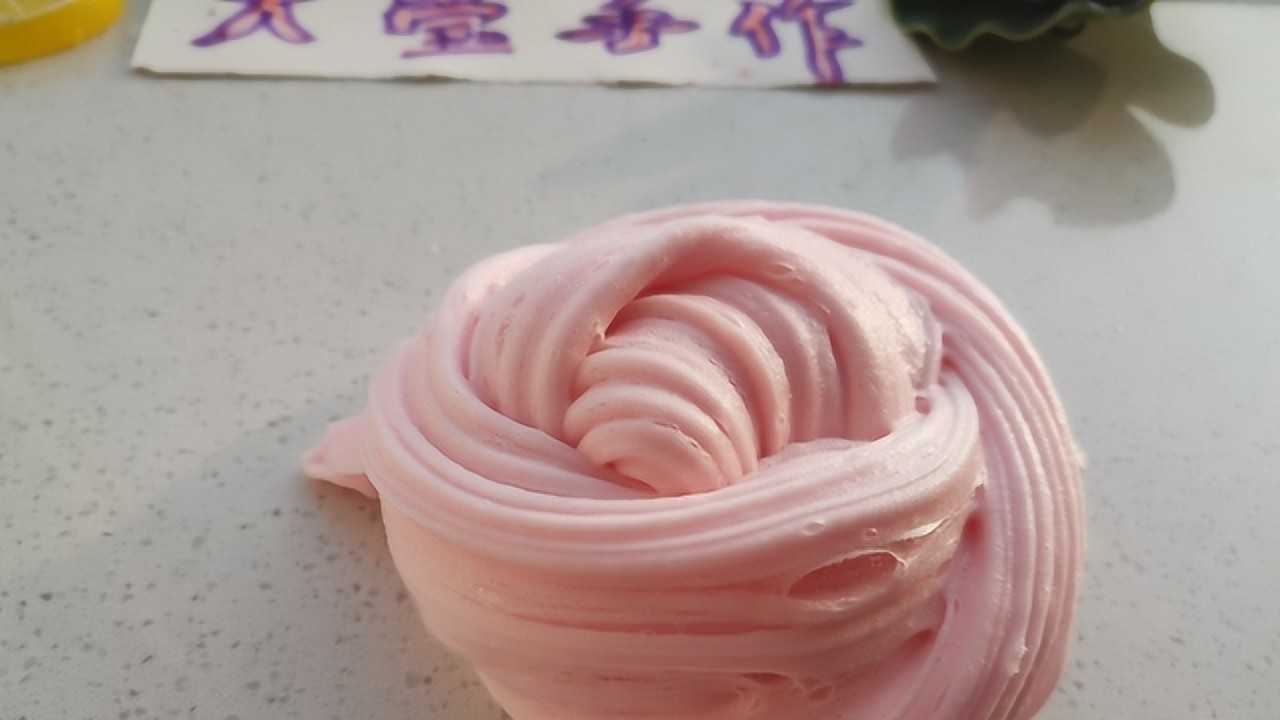 自制无硼砂红色起泡胶加入洗发水起泡效果不错漂亮解压