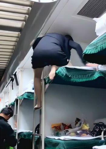 美女穿超短裙坐火车,这动作幅度太大了,小伙都看懵了!