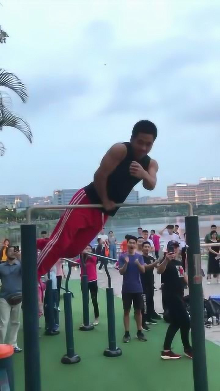 公园的健身达人单手引体向上这才是高手