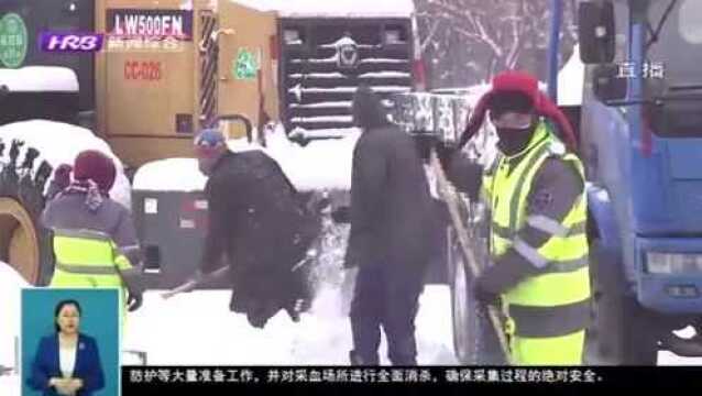 哈尔滨:道里区主干街路“即下即清” 2500名环卫工人展开清雪作业