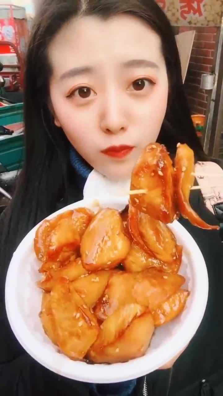 美女吃红薯,看她吃的好香,现在就想吃红薯了!