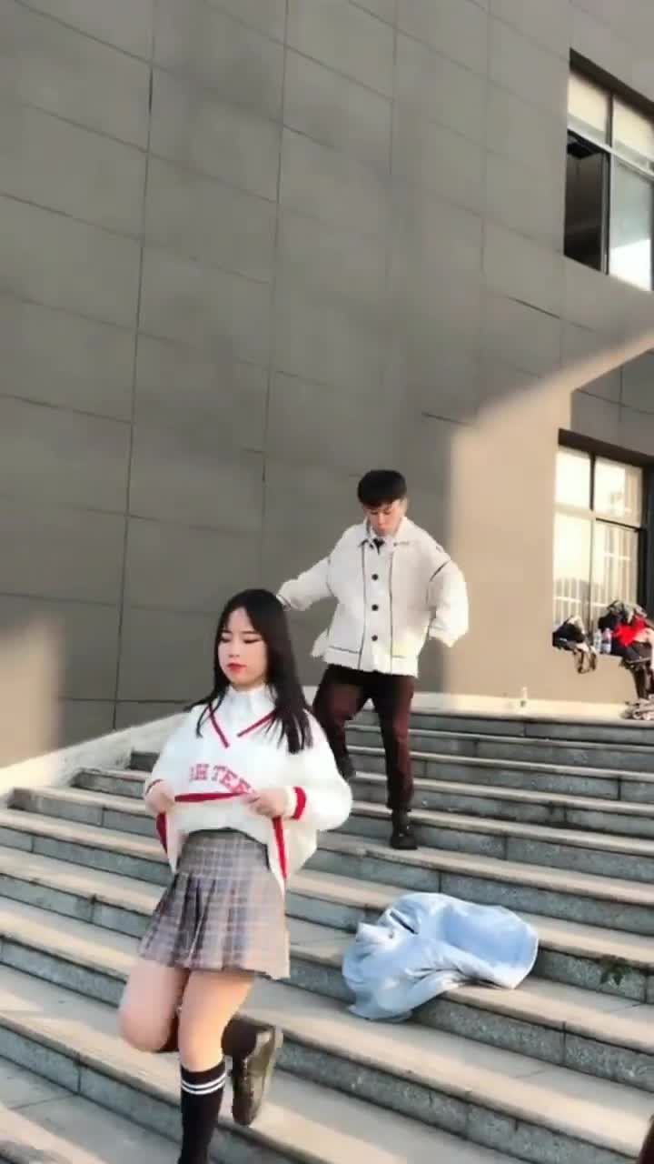 美女醉酒迷迷糊糊的脱光衣服，全被这个店小二看光了