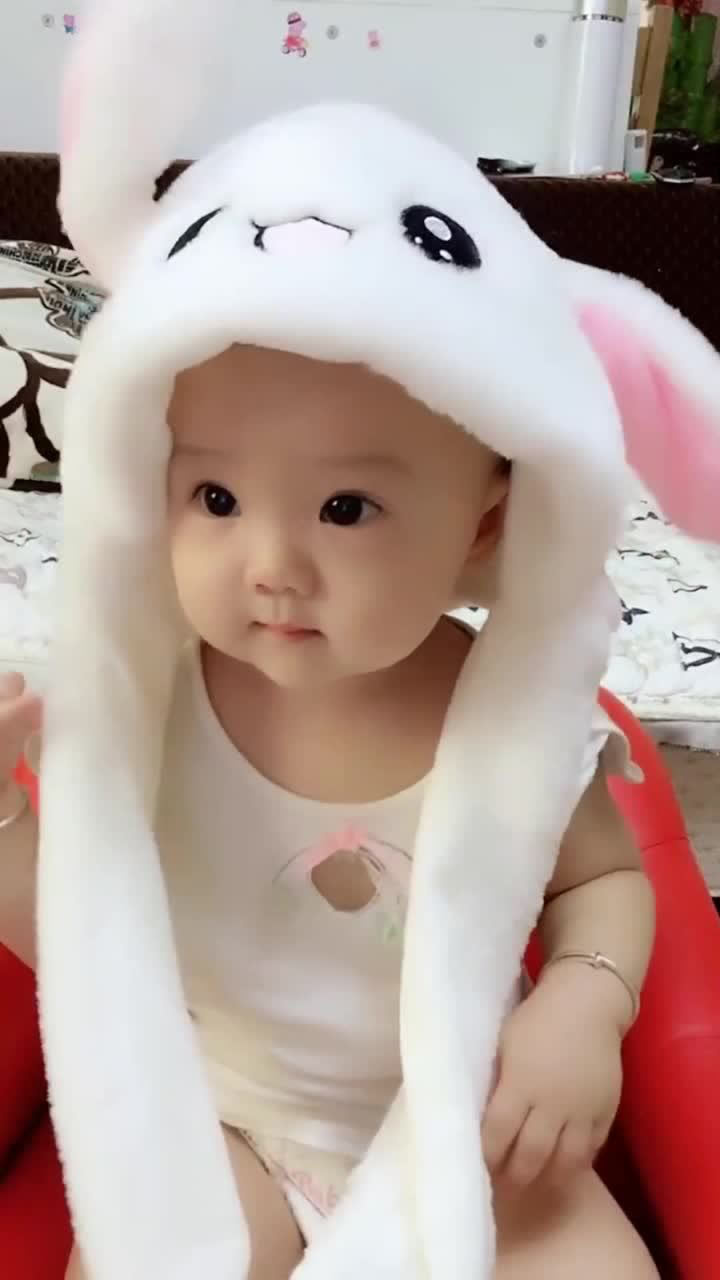 小萌娃戴上小白兔帽子就更可爱了,白白胖胖的,真让人喜欢!