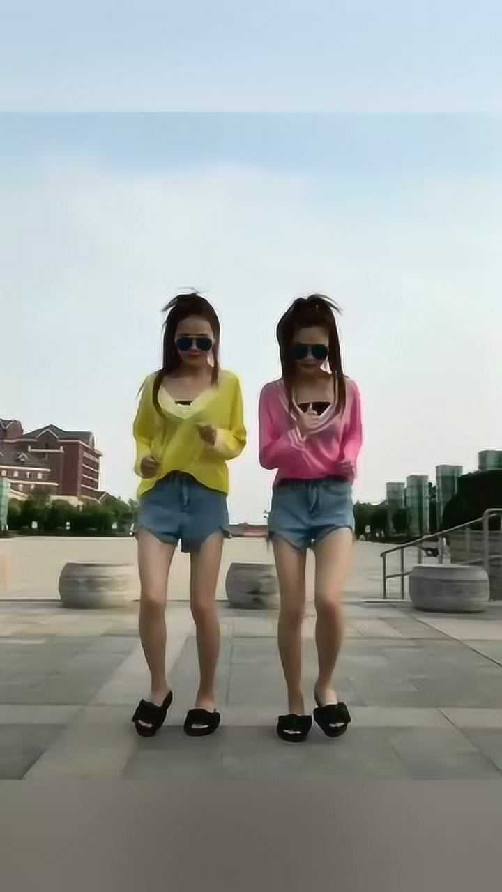 双胞胎姐妹花长得真漂亮跳舞真搞笑左边的小姐姐真优秀