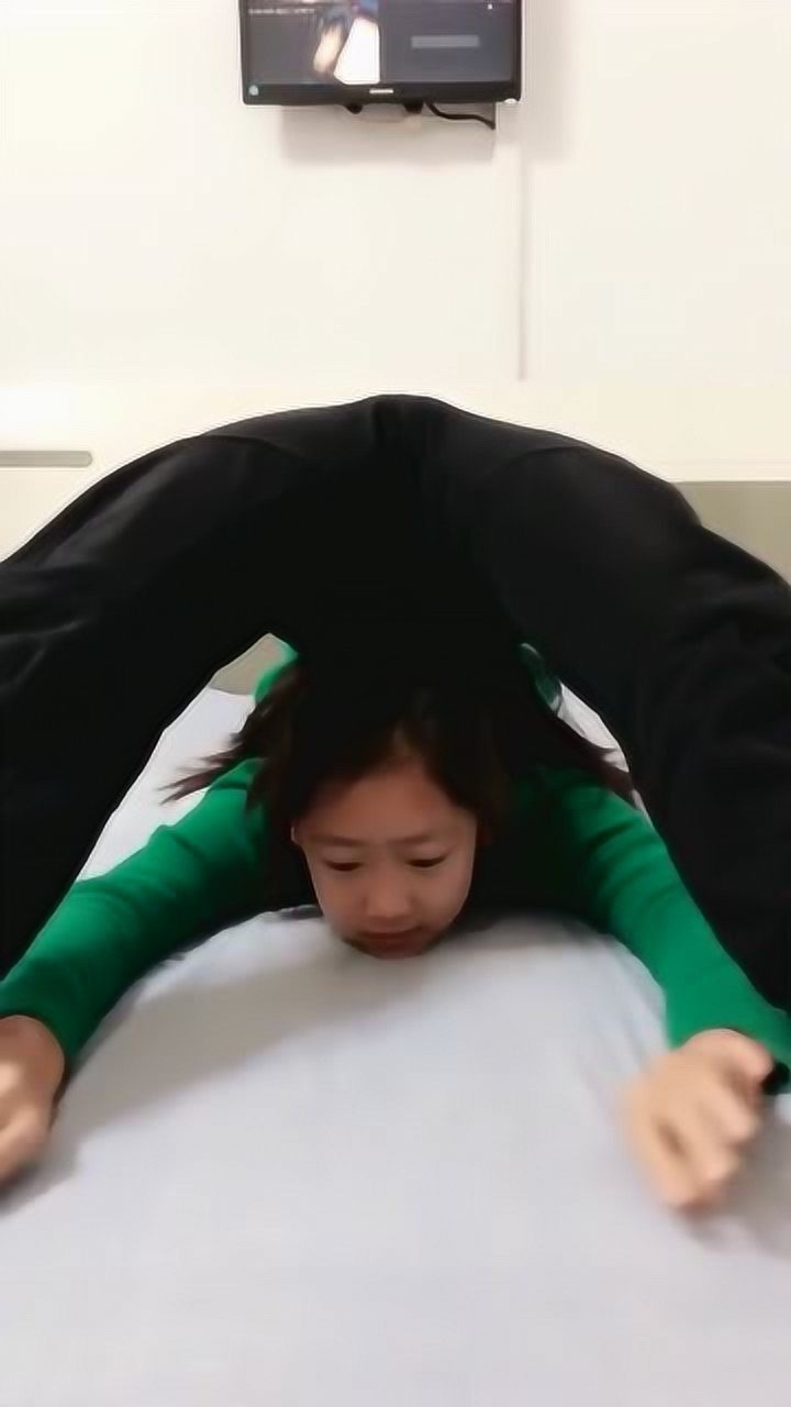 柔术三折绝活表演厉害的小姑娘是个好苗子