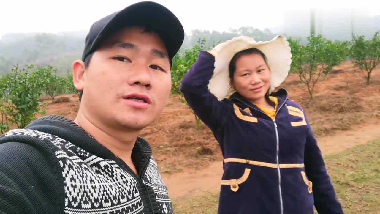 广西灵山小清太勤快了下雨天也跟出来工作太搞笑了哈哈