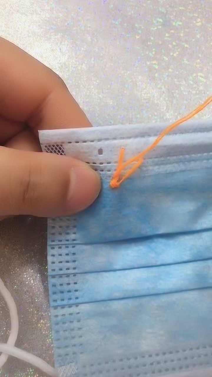 口罩上绣个小萝卜图案这也太可爱了吧