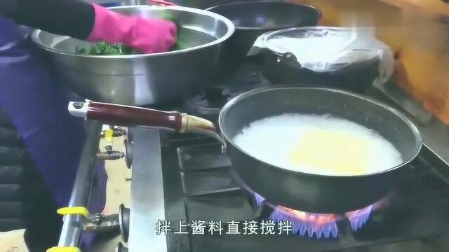 农村大叔自制特色“牛肉拌饭”35一碗,食客:冲这牛肉也得买一碗