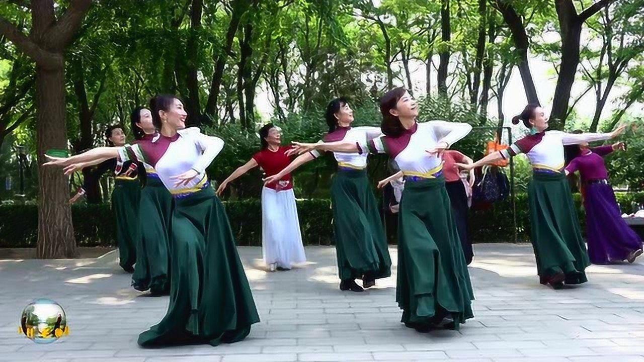 紫竹院廣場舞翻身農奴把歌唱小紅和小馬領舞服裝好看