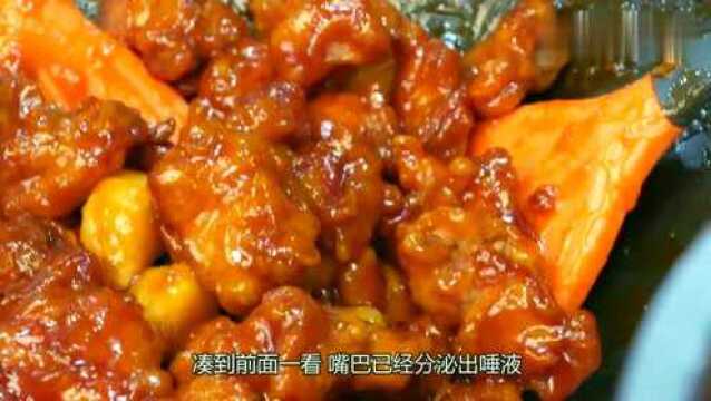 大叔开店卖“糖醋炸鸡”,切块往锅里滚两滚,颜色鲜艳馋掉牙!