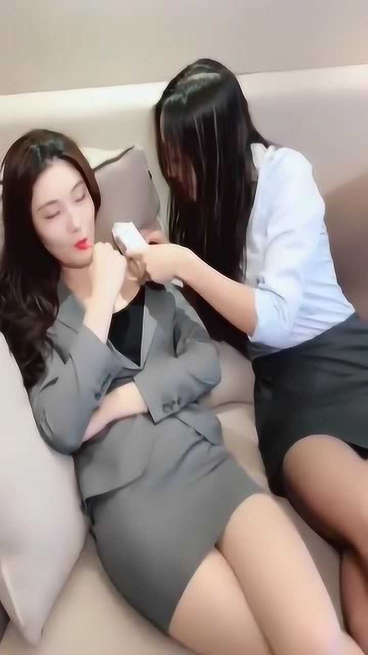 这两个美女火了这样喝牛奶我还是第一次见我偷偷看了50遍