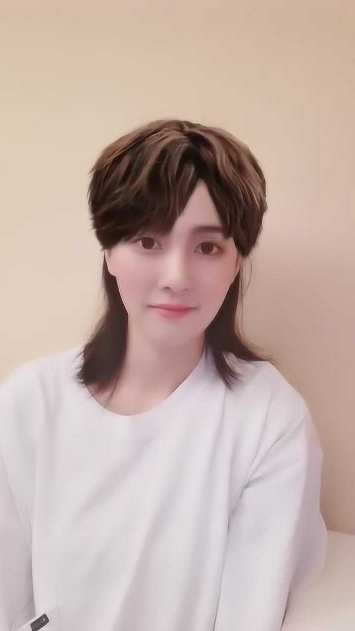 调皮白鹿上线,看到这个发型后,网友:好像蔡徐坤!