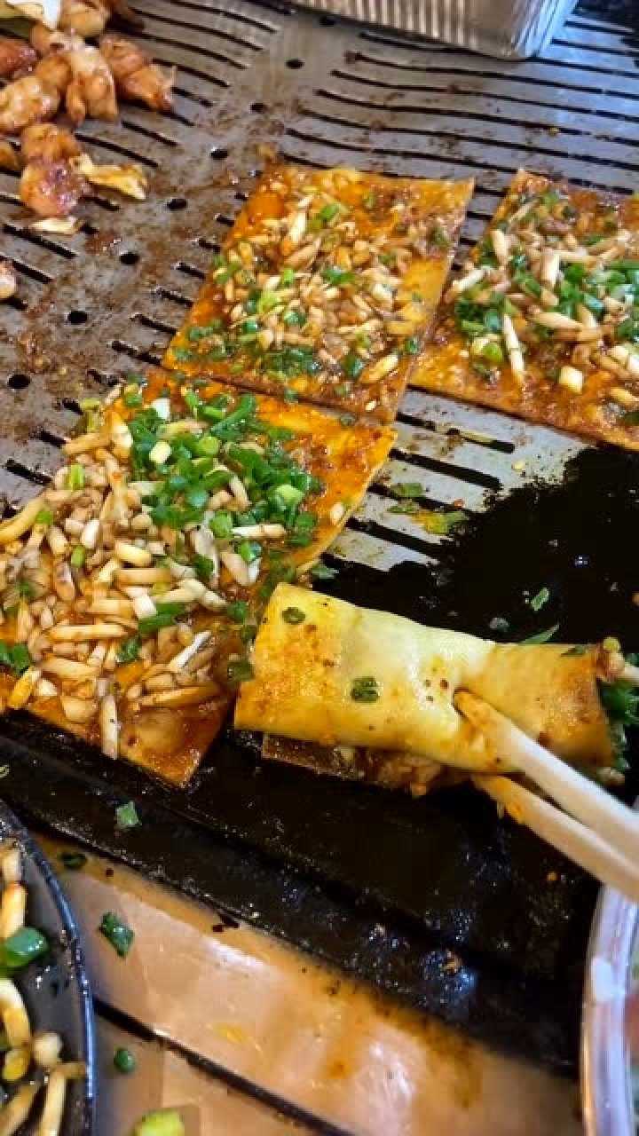 贵阳人吃烧烤要放点折耳根才感觉够味!