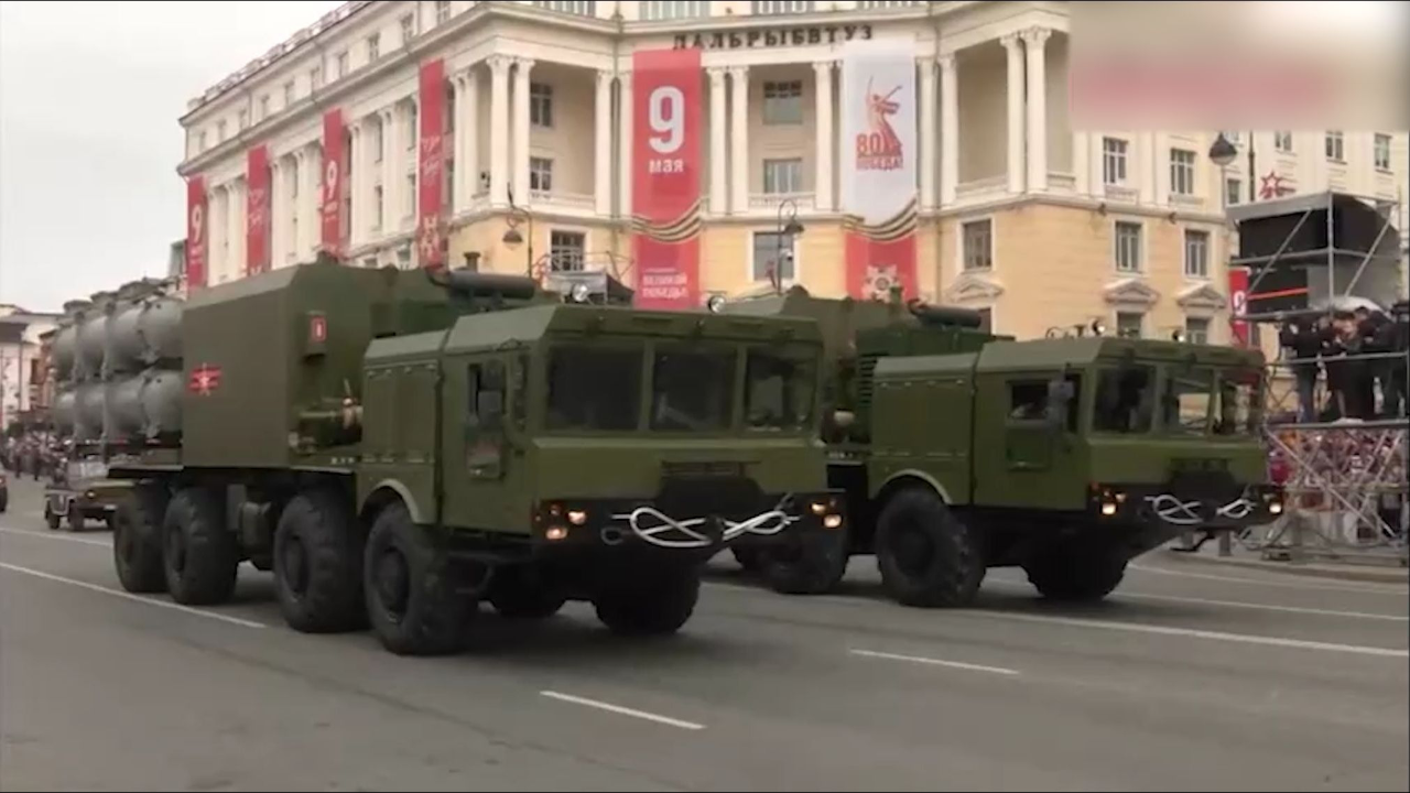 俄远东城市率先举行胜利日阅兵:士兵高喊口号行进 大量武器装备亮相_腾讯新闻