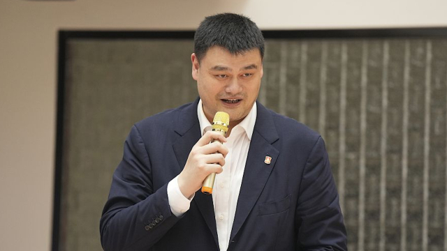 姚明父女现身上海机场,15岁姚沁蕾身高已1米9,像巨人误入矮人国