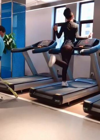 跑步机上出现娘炮打扫的大爷都懵了