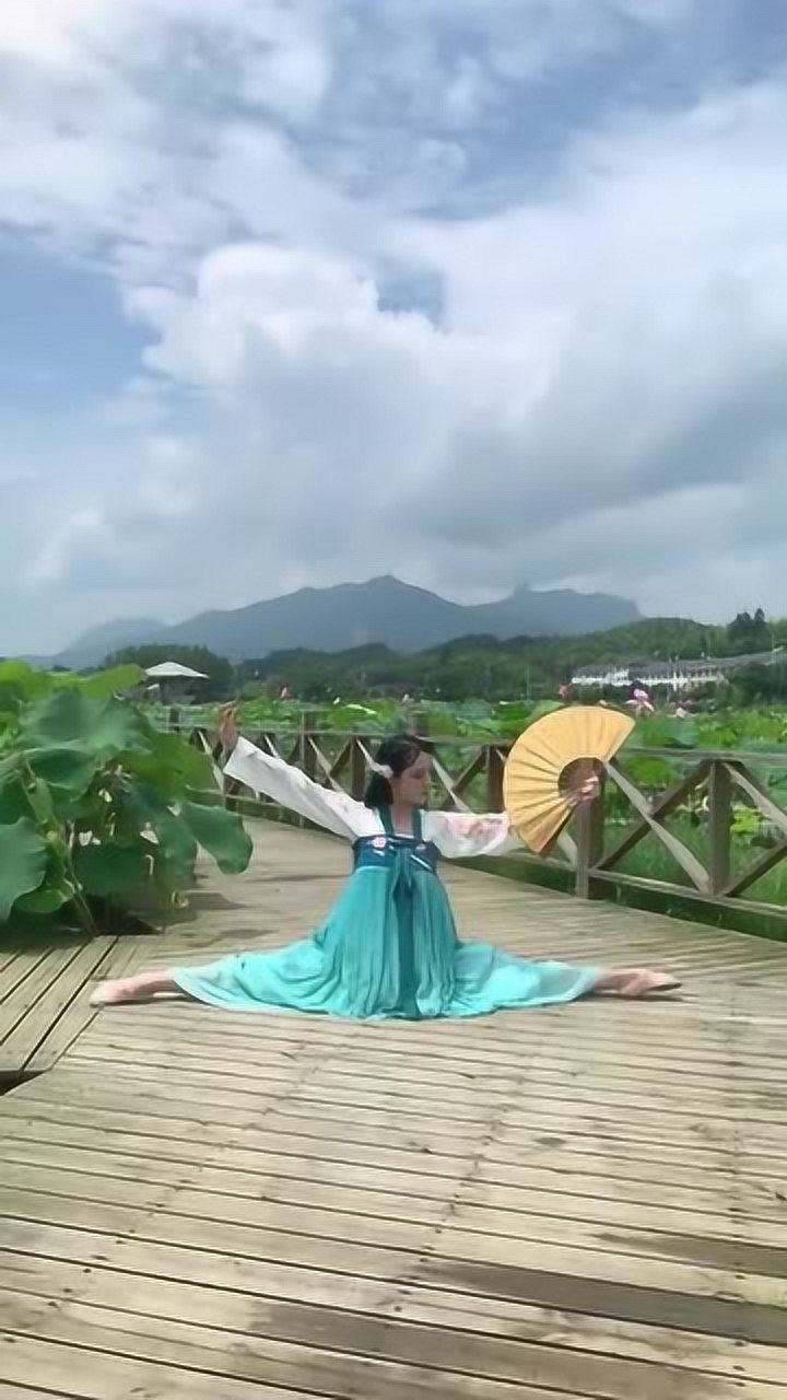 荷花池旁的汉服小姐姐,她这一字马的表演,真是唯美好看!