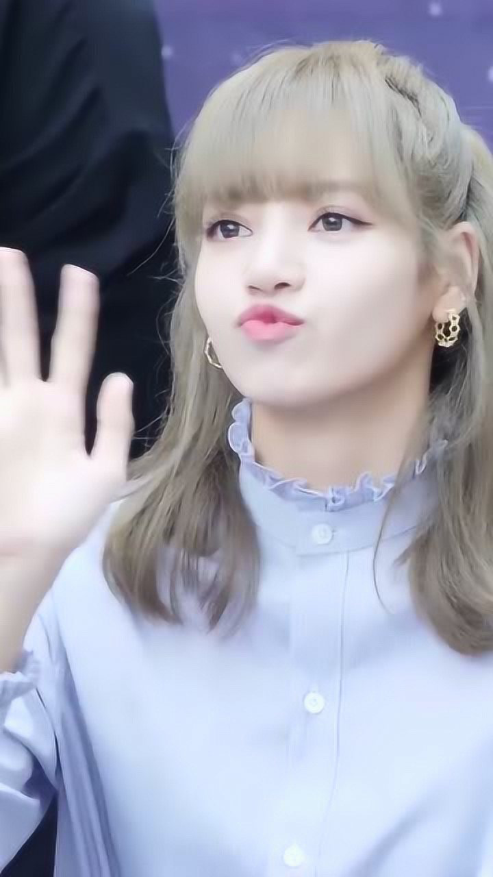 lisa的笑容太标准了,她笑起来会露出十颗牙齿,太可爱了!