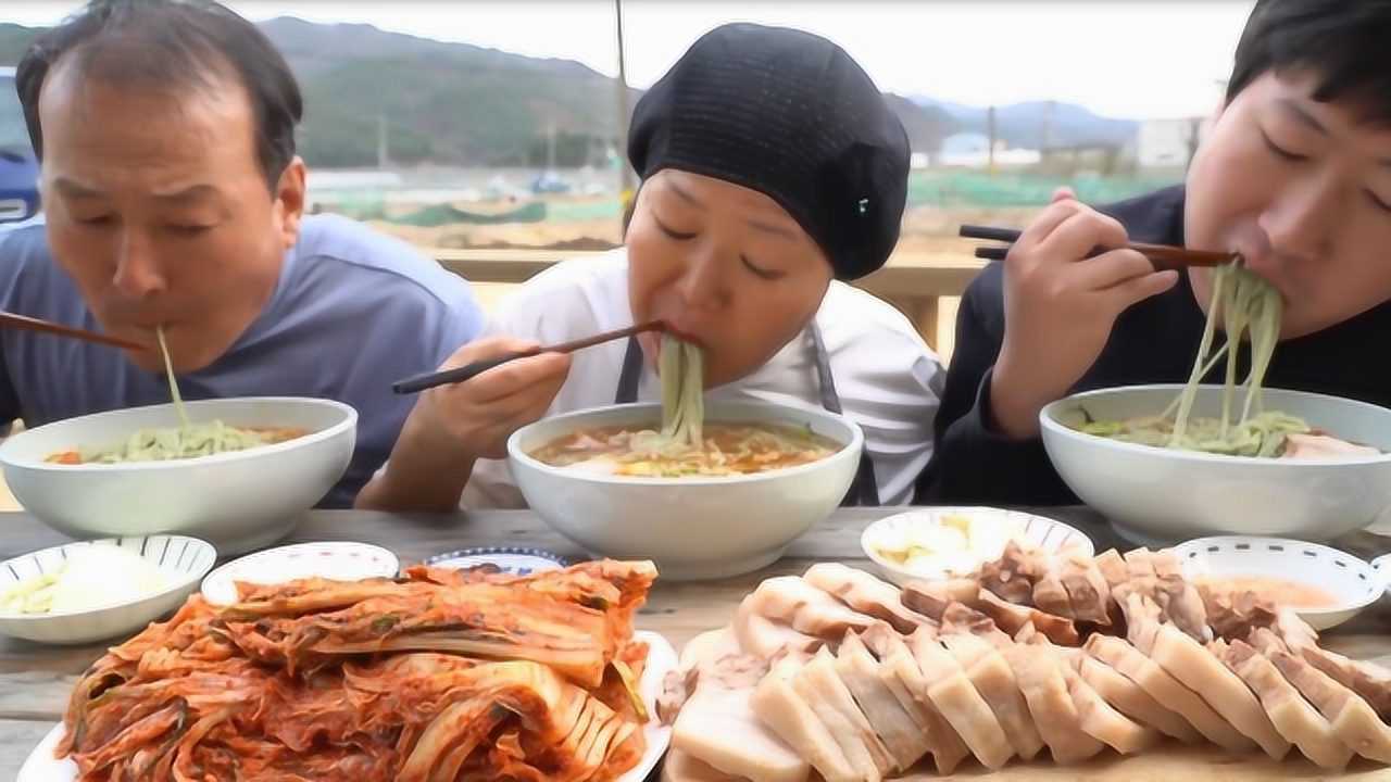 韩国兴森一家三口吃播:白切五花肉搭配桑叶面,今天也是吃得饱饱的一天
